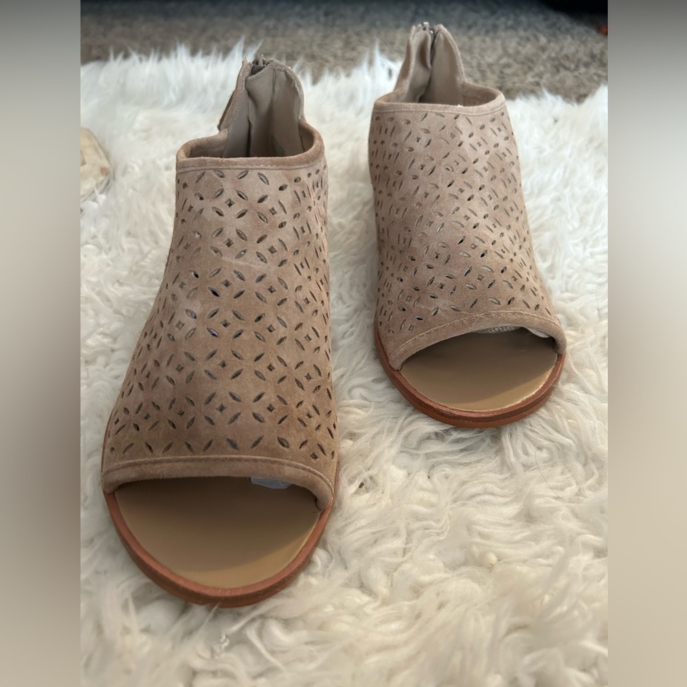 50%offw ❤️Violet & Red Pippa Perforated OpenToe Sandals Sued Tan 7M $109